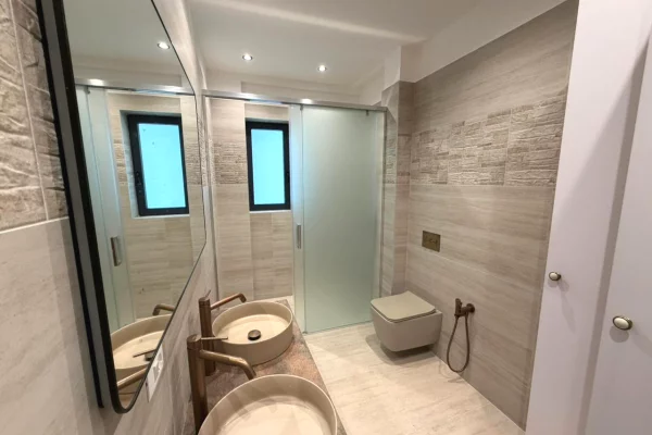 Shtepi ne shitje Apartament ne Vlore, 2+1, Mobilimi E mobiluar, Pagesa 590,000  Euro.