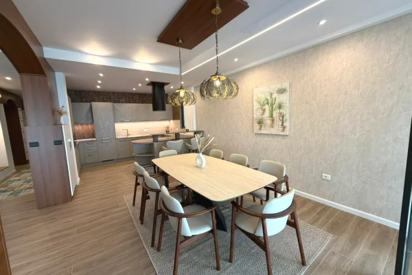 Shtepi ne shitje Apartament ne Vlore, 2+1, Mobilimi E mobiluar, Pagesa 590,000  Euro.