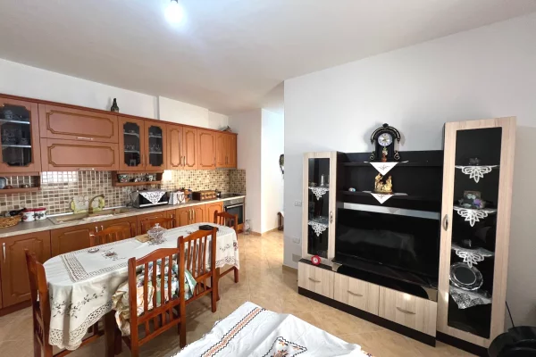 Shtepi ne shitje Apartament ne Vlore, 2+1, Mobilimi E mobiluar, Pagesa 129,000  Euro.
