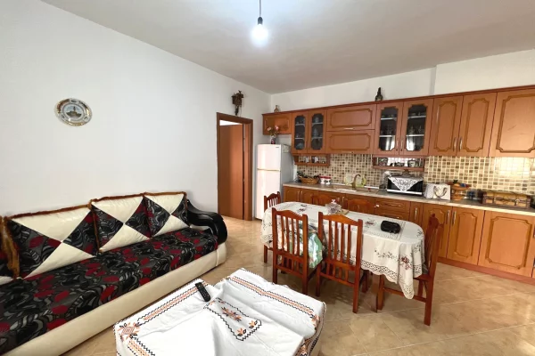 Shtepi ne shitje Apartament ne Vlore, 2+1, Mobilimi E mobiluar, Pagesa 129,000  Euro.