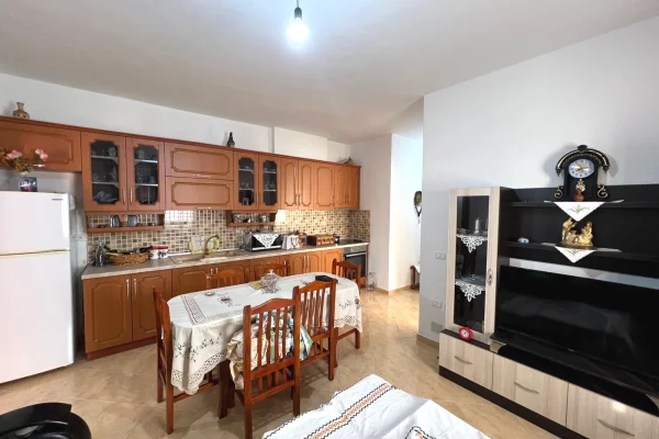 Shtepi ne shitje Apartament ne Vlore, 2+1, Mobilimi E mobiluar, Pagesa 129,000  Euro.