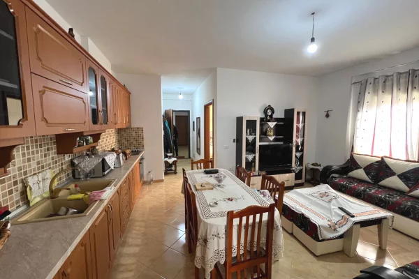Shtepi ne shitje Apartament ne Vlore, 2+1, Mobilimi E mobiluar, Pagesa 129,000  Euro.