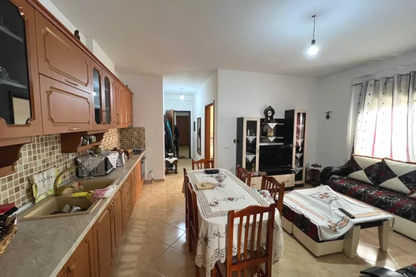 Shtepi ne shitje Apartament ne Vlore, 2+1, Mobilimi E mobiluar, Pagesa 129,000  Euro.
