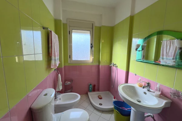 Shtepi ne shitje Apartament ne Vlore, 2+1, Mobilimi E mobiluar, Pagesa 129,000  Euro.