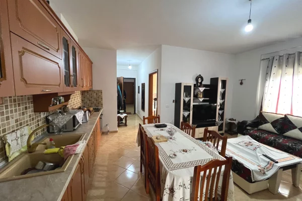 Shtepi ne shitje Apartament ne Vlore, 2+1, Mobilimi E mobiluar, Pagesa 129,000  Euro.