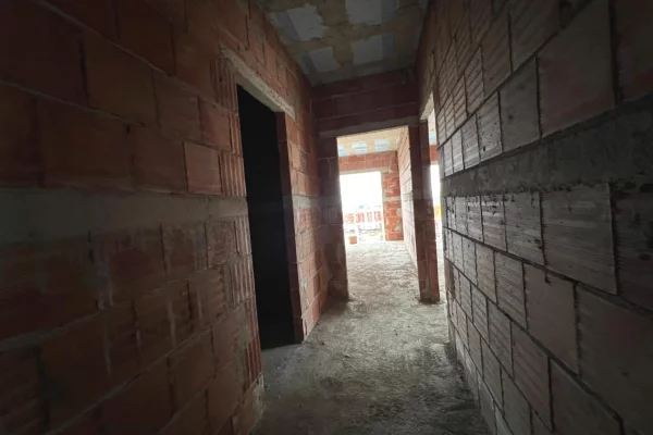 Shtepi ne shitje Apartament ne Tirane, 1+1, Mobilimi Bosh, pa mobiluar, Pagesa 128,644  Euro.