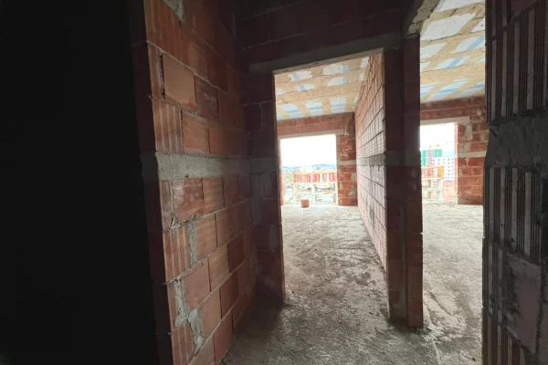 Shtepi ne shitje Apartament ne Tirane, 1+1, Mobilimi Bosh, pa mobiluar, Pagesa 128,644  Euro.