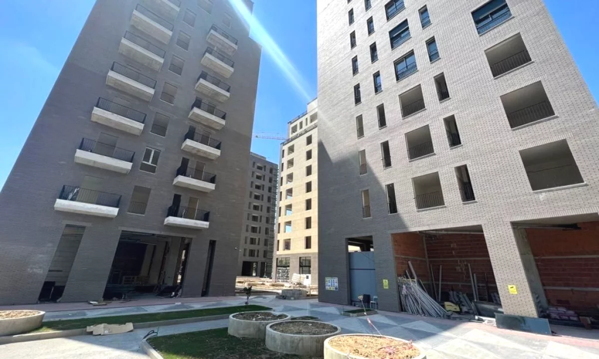 Shtepi ne shitje Apartament ne Tirane, 2+1, Mobilimi Bosh, pa mobiluar, Pagesa 197,120  Euro.