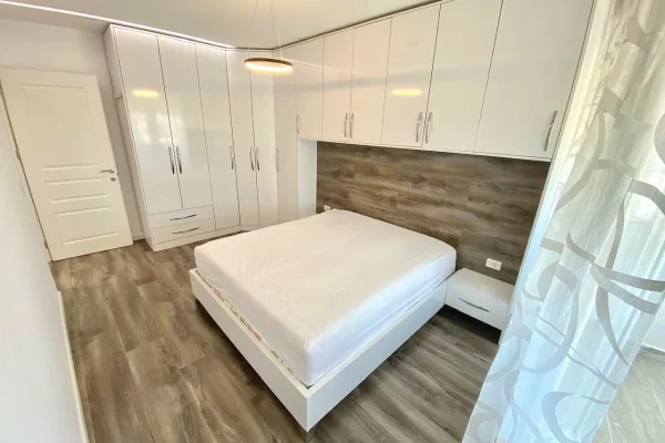 Shtepi ne shitje Apartament ne Tirane, 2+1, Mobilimi E mobiluar, Pagesa 200,000  Euro.