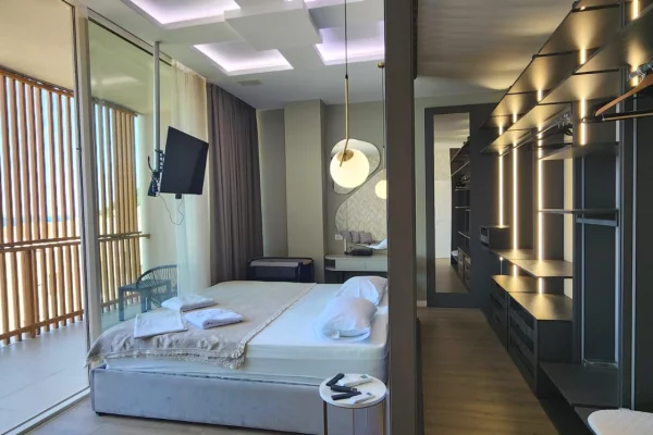 Shtepi ne shitje Apartament ne Himare, 5+1, Mobilimi E mobiluar, Pagesa 1,500,000  Euro.