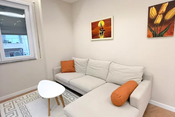 Shtepi me qera Apartament ne Tirane, 2+1, Mobilimi E mobiluar, Pagesa 1,000  Euro.
