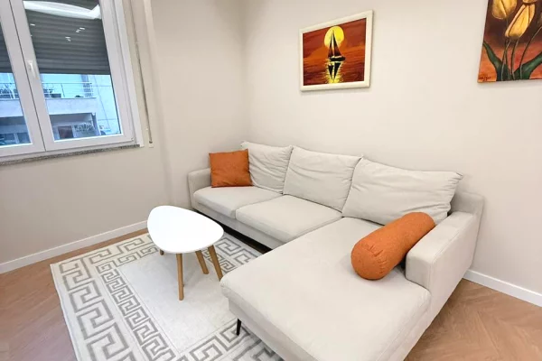 Shtepi me qera Apartament ne Tirane, 2+1, Mobilimi E mobiluar, Pagesa 1,000  Euro.