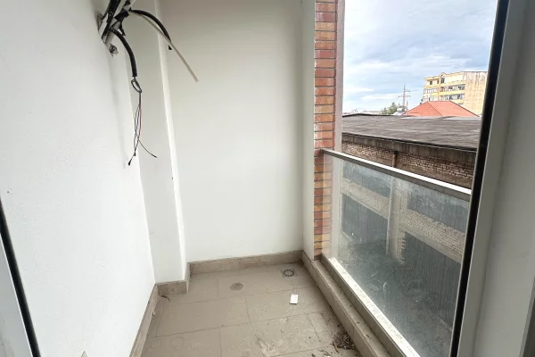 Shtepi ne shitje Apartament ne Tirane, 1+1, Mobilimi Bosh, pa mobiluar, Pagesa 128,000  Euro.