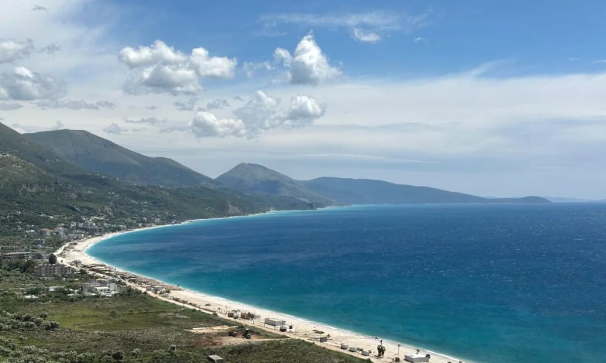 Shitet toke ne Palase