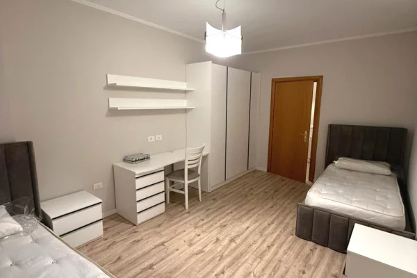 Shtepi me qera Apartament ne Tirane, 2+1, Mobilimi Pjeserisht e mobiluar, Pagesa 900  Euro.