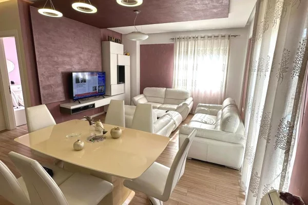 Shtepi ne shitje Apartament ne Tirane, 3+1, Mobilimi E mobiluar, Pagesa 285,000  Euro.