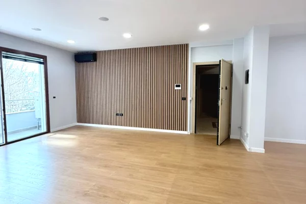 Ambient biznesi me qera 3+1 ne Tirane - 250,000 Leke