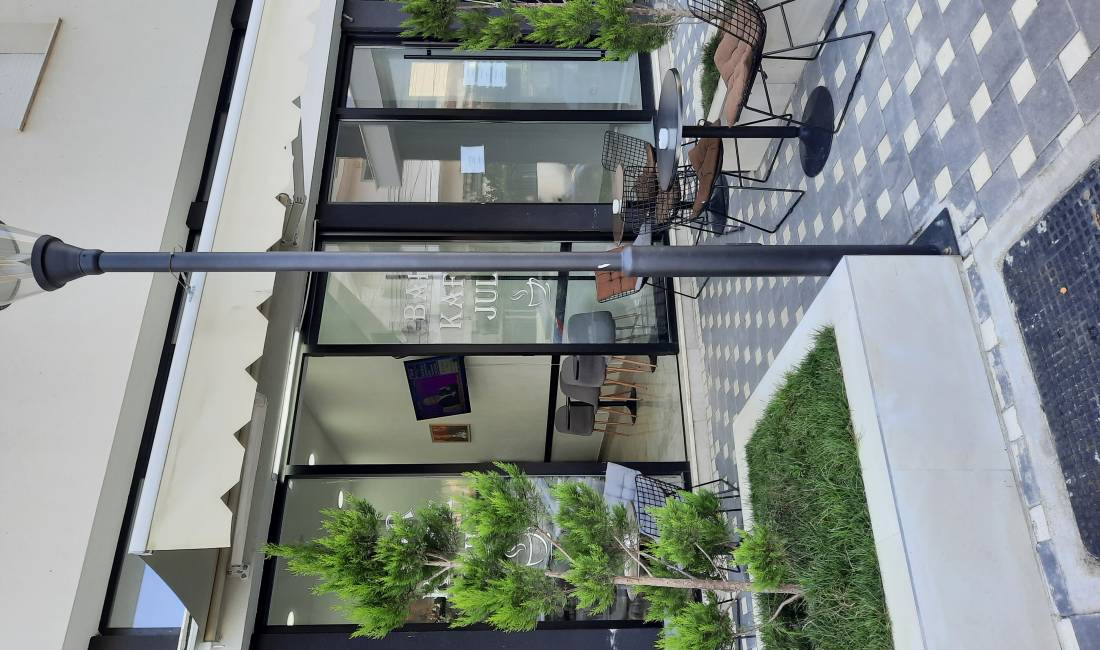 Shitet tende me  krah me cope plastike 3d