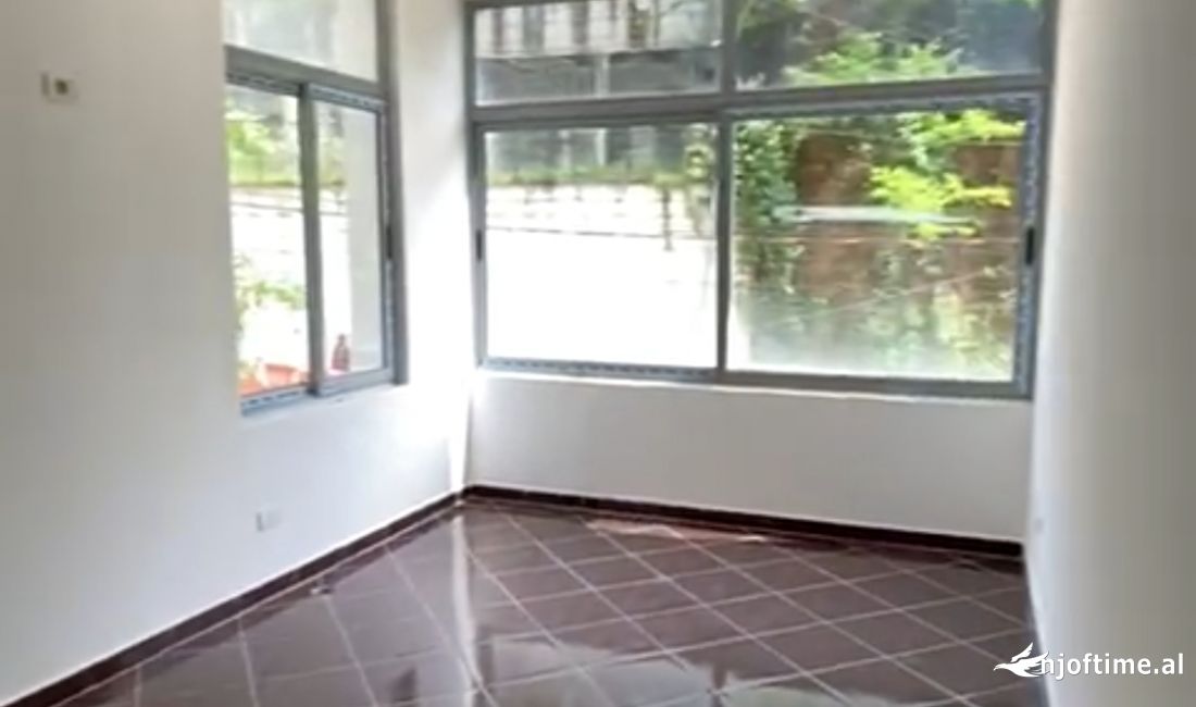 Shtepi ne shitje Apartament ne Tirane, 2+1, Mobilimi Bosh, pa mobiluar, Pagesa 100,000  Euro.