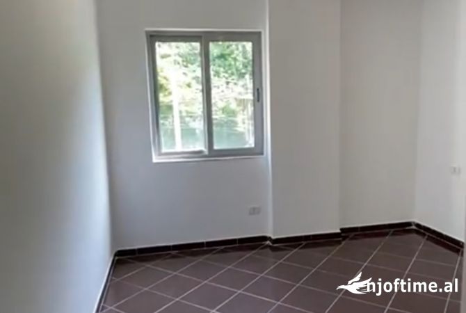 Shtepi ne shitje Apartament ne Tirane, 2+1, Mobilimi Bosh, pa mobiluar, Pagesa 100,000  Euro.