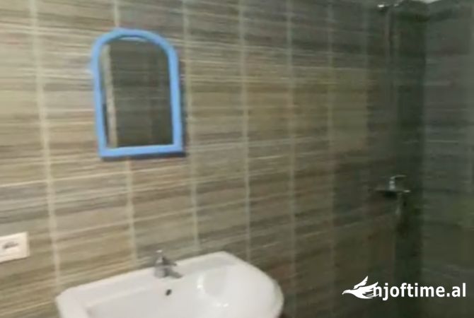 Shtepi ne shitje Apartament ne Tirane, 2+1, Mobilimi Bosh, pa mobiluar, Pagesa 100,000  Euro.
