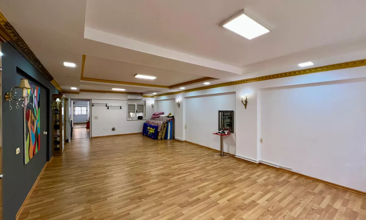 Qira, Ambient Biznesi, “Piaca – Qender” ,Tirane.