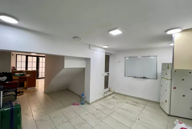 Qira, Ambient Biznesi, “Piaca – Qender” ,Tirane.