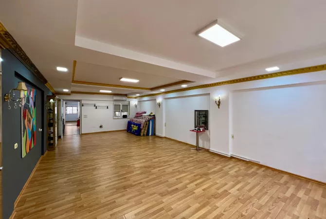 Qira, Ambient Biznesi, “Piaca – Qendër” ,Tiranë.