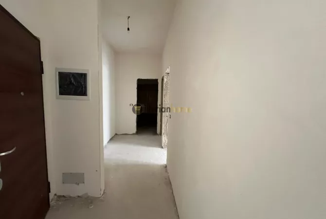 Shtepi ne shitje Apartament ne Tirane, 2+1, Mobilimi Bosh, pa mobiluar, Pagesa 176,000  Euro.