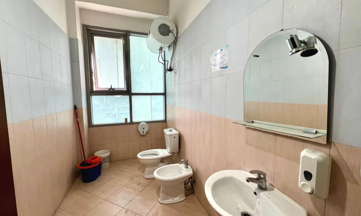 Qira, Ambient Biznesi “Pazari i Ri”, Tirane.