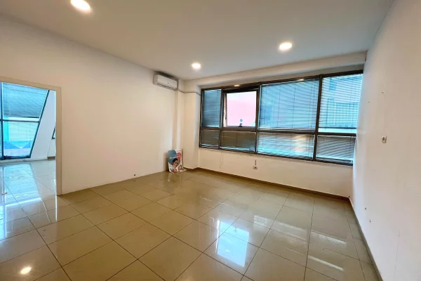 Qira, Ambient Biznesi “Pazari i Ri”, Tirane.