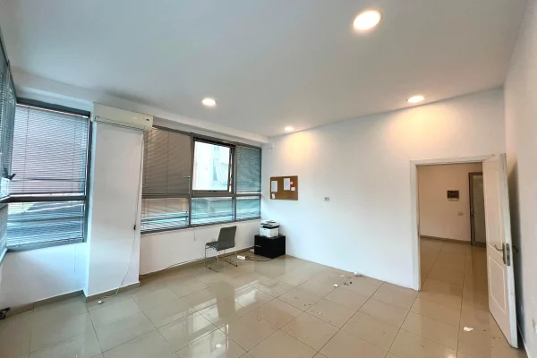 Qira, Ambient Biznesi “Pazari i Ri”, Tirane.