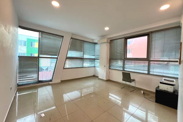 Qira, Ambient Biznesi “Pazari i Ri”, Tirane.