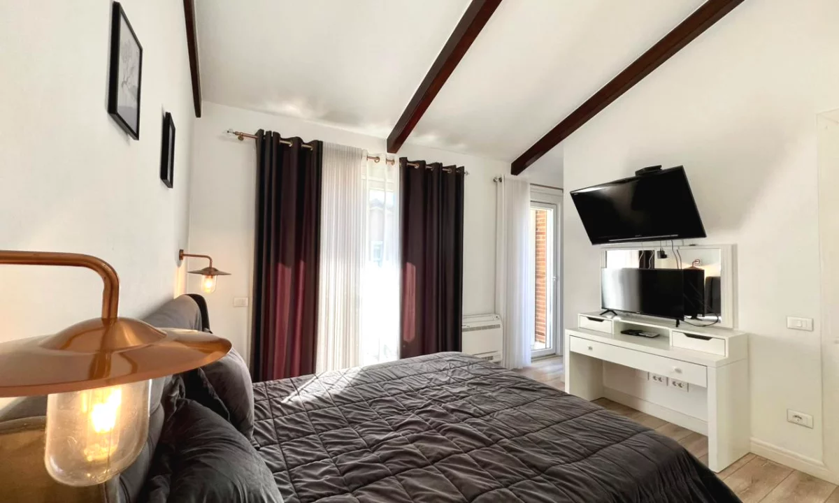 Shtepi me qera Penthose(kati i fundit panoramik) ne Tirane, 3+1, Mobilimi E mobiluar, Pagesa 2,200  Euro.