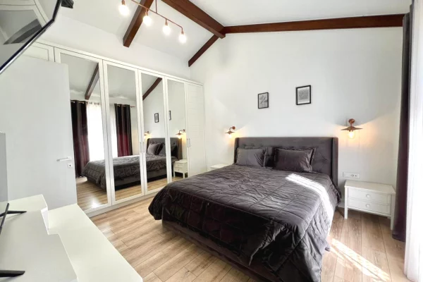 Shtepi me qera Penthose(kati i fundit panoramik) ne Tirane, 3+1, Mobilimi E mobiluar, Pagesa 2,200  Euro.