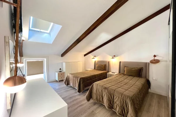 Shtepi me qera Penthose(kati i fundit panoramik) ne Tirane, 3+1, Mobilimi E mobiluar, Pagesa 2,200  Euro.