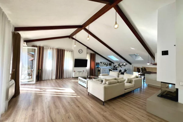 Shtepi me qera Penthose(kati i fundit panoramik) ne Tirane, 3+1, Mobilimi E mobiluar, Pagesa 2,200  Euro.