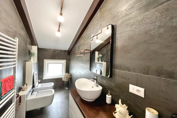 Shtepi me qera Penthose(kati i fundit panoramik) ne Tirane, 3+1, Mobilimi E mobiluar, Pagesa 2,200  Euro.