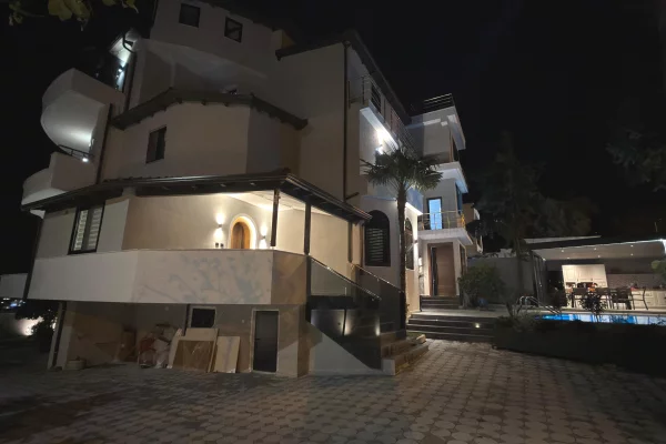 Shtepi ne shitje Vila Luksoze ne Tirane, 7+1, Mobilimi E mobiluar, Pagesa 2,000,000  Euro.