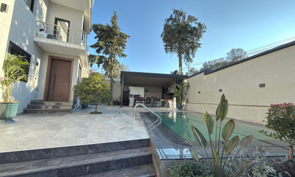 Shtepi ne shitje Vila Luksoze ne Tirane, 7+1, Mobilimi E mobiluar, Pagesa 2,000,000  Euro.