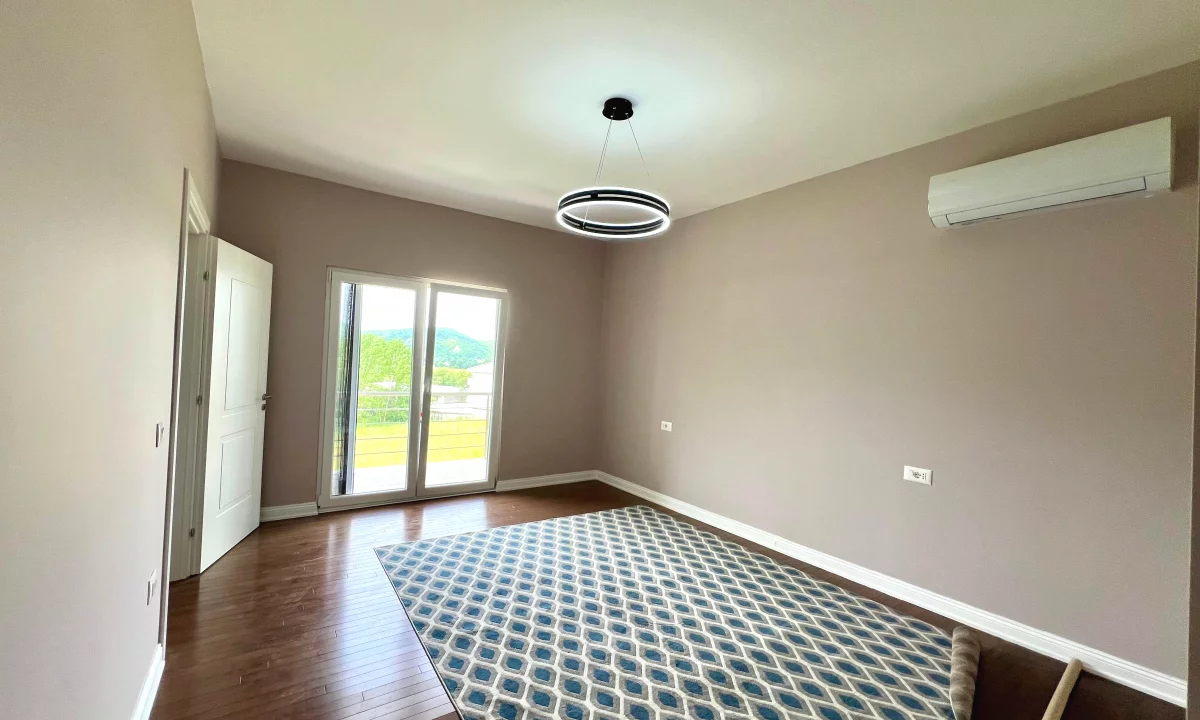 Shtepi ne shitje Vila Luksoze ne Tirane, 3+1, Mobilimi Pjeserisht e mobiluar, Pagesa 450,000  Euro.