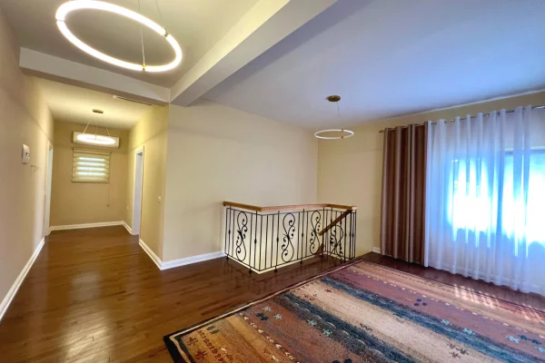 Shtepi ne shitje Vila Luksoze ne Tirane, 3+1, Mobilimi Pjeserisht e mobiluar, Pagesa 450,000  Euro.