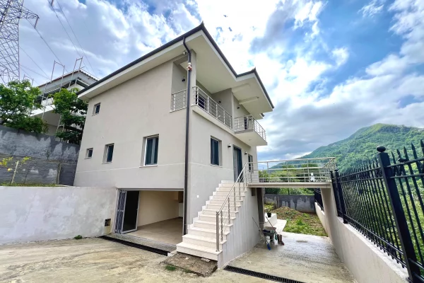 Shtepi ne shitje Vila Luksoze ne Tirane, 3+1, Mobilimi Pjeserisht e mobiluar, Pagesa 450,000  Euro.