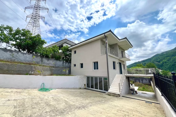 Shtepi ne shitje Vila Luksoze ne Tirane, 3+1, Mobilimi Pjeserisht e mobiluar, Pagesa 450,000  Euro.