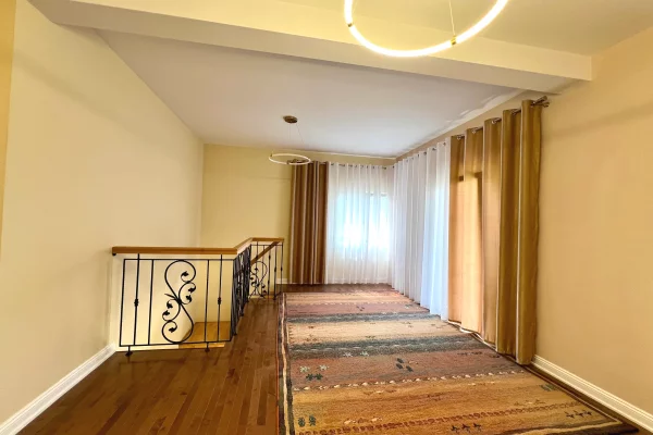 Shtepi ne shitje Vila Luksoze ne Tirane, 3+1, Mobilimi Pjeserisht e mobiluar, Pagesa 450,000  Euro.