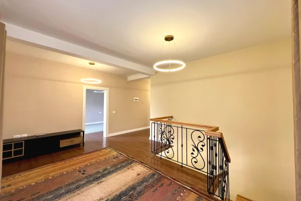 Shtepi ne shitje Vila Luksoze ne Tirane, 3+1, Mobilimi Pjeserisht e mobiluar, Pagesa 450,000  Euro.