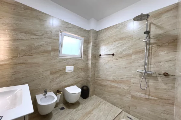 Shtepi ne shitje Vila Luksoze ne Tirane, 3+1, Mobilimi Pjeserisht e mobiluar, Pagesa 450,000  Euro.