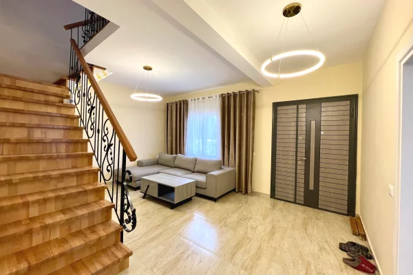 Shtepi ne shitje Vila Luksoze ne Tirane, 3+1, Mobilimi Pjeserisht e mobiluar, Pagesa 450,000  Euro.