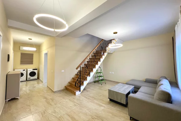 Shtepi ne shitje Vila Luksoze ne Tirane, 3+1, Mobilimi Pjeserisht e mobiluar, Pagesa 450,000  Euro.