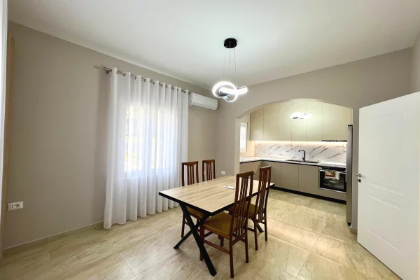 Shtepi ne shitje Vila Luksoze ne Tirane, 3+1, Mobilimi Pjeserisht e mobiluar, Pagesa 450,000  Euro.